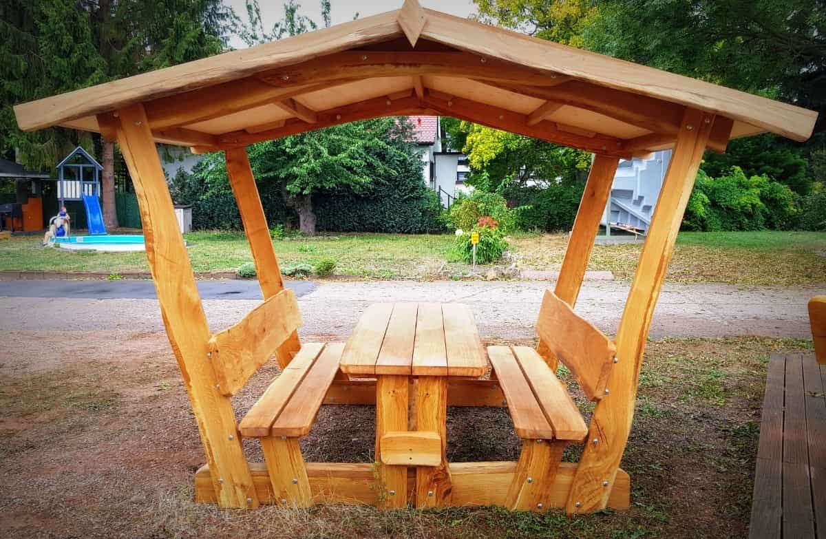 Überdachte Sitzgruppe Waldschänke "Klaus" Bausatz Eiche rustikal Überdachte Sitzgruppe Waldschänke "Klaus" Bausatz Eiche rustikal